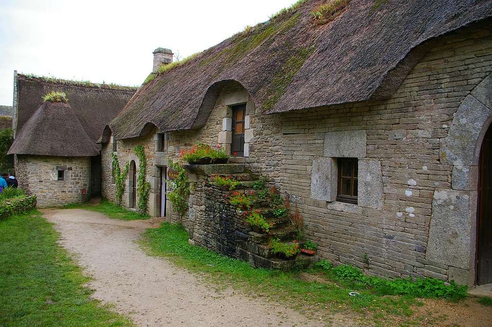 Каменный дом в деревне. пазл онлайн