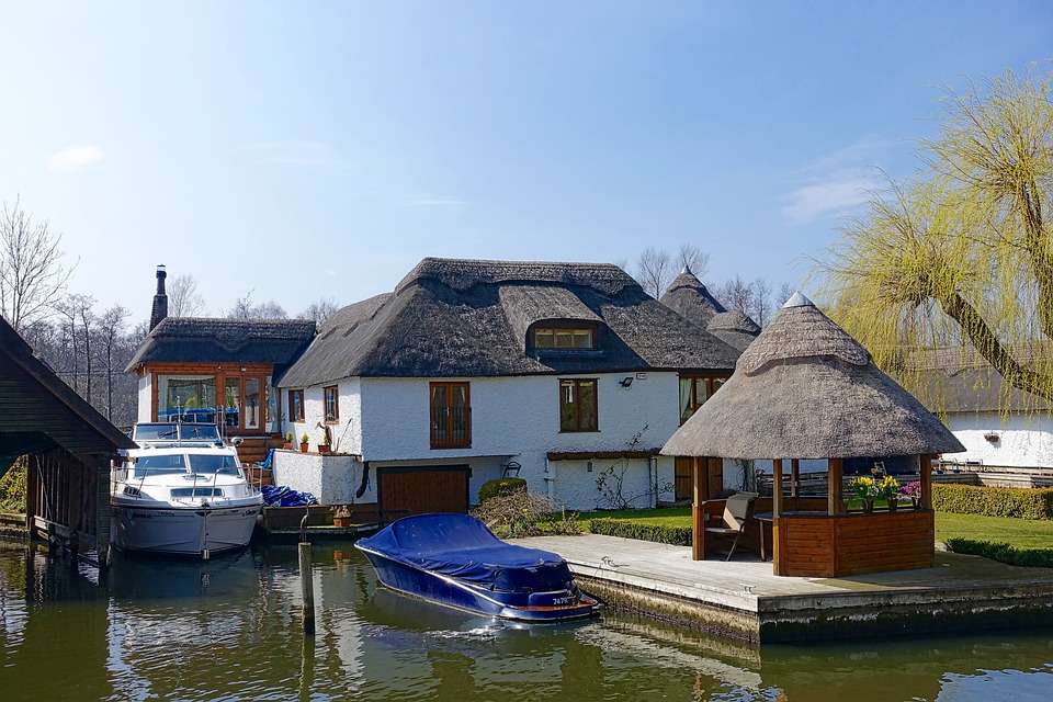 O casă lângă apă. puzzle online