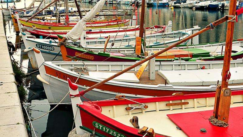 Лодки в пристанището. онлайн пъзел