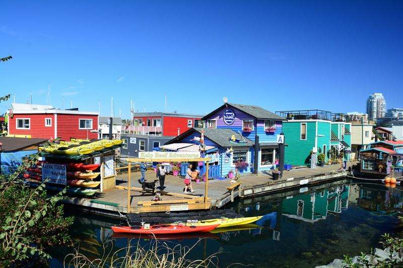 A colorful fishing village. online puzzle