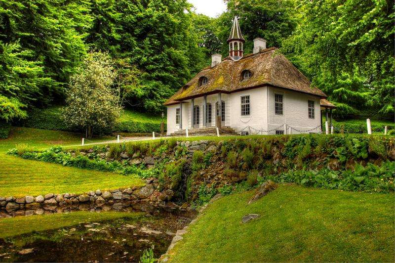 Ett vitt hus i Danmark. pussel på nätet