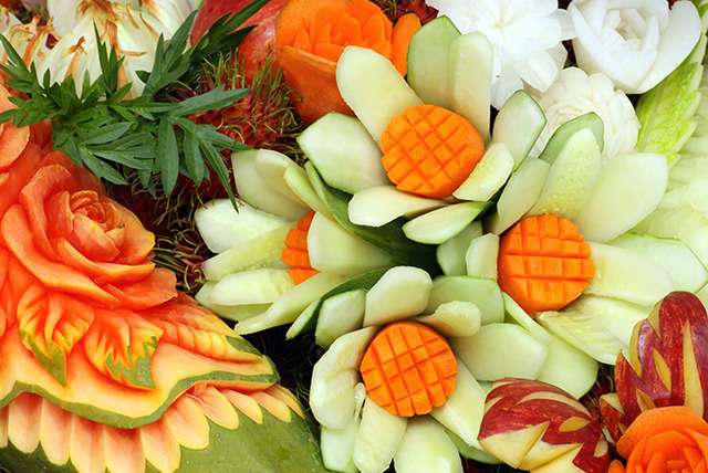 Virágok zöldségből és gyümölcsből kirakós online