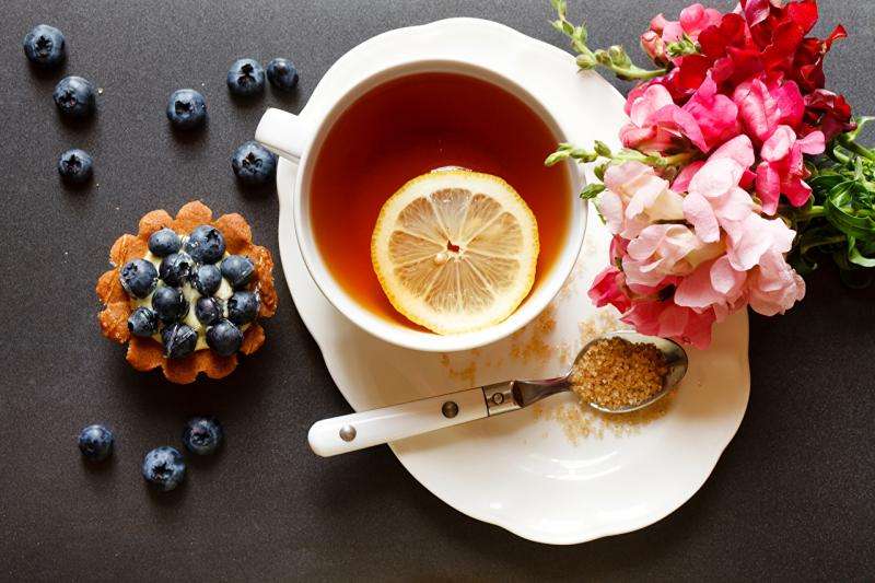 Чай, цветя, тарталет онлайн пъзел