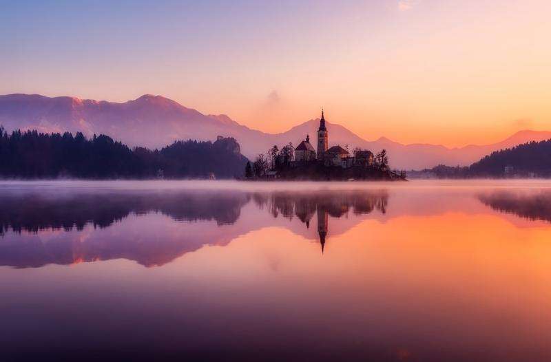 Αυγή στη λίμνη Bled. παζλ online