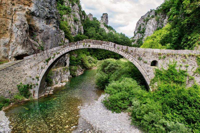 ギリシャの石の橋。 ジグソーパズルオンライン
