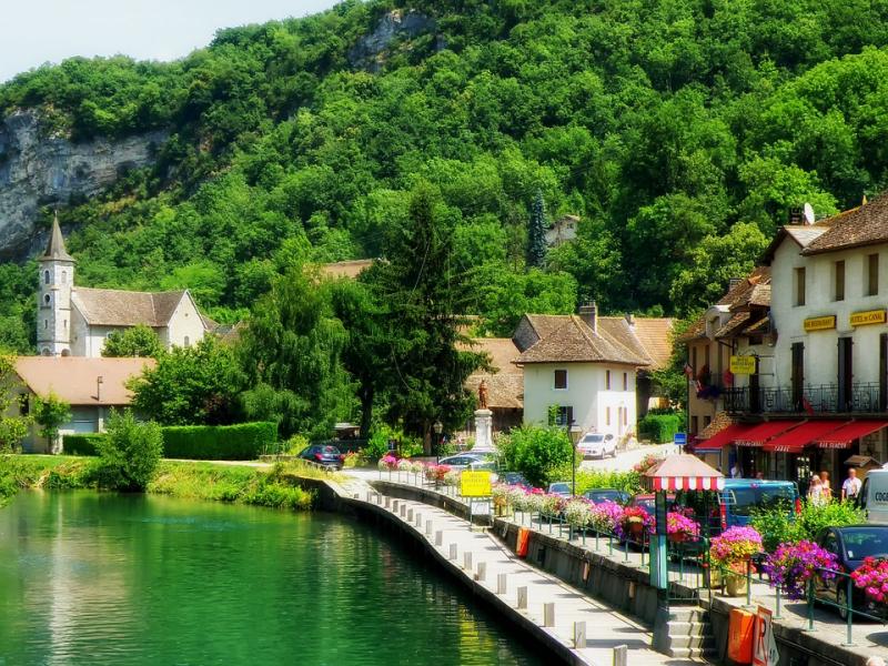 Französisches Dorf am Fluss. Online-Puzzle