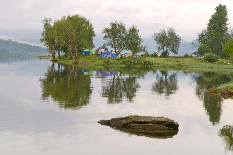 Camping vid sjön. Pussel online