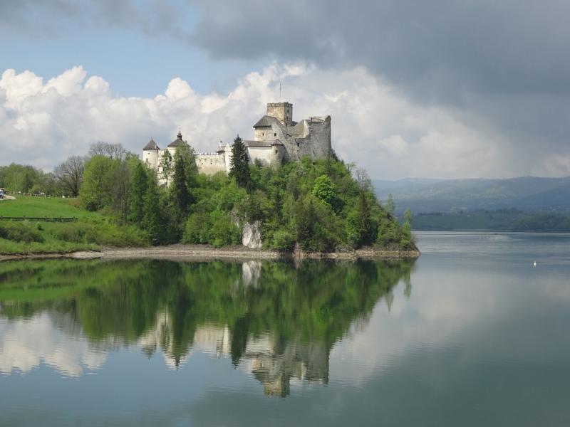 Castle in Niedzica. jigsaw puzzle online
