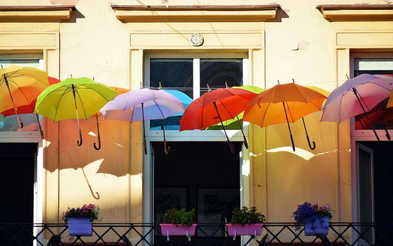 Разноцветные зонтики. онлайн-пазл