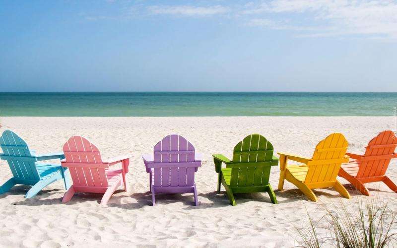 Chaises de plage colorées. puzzle en ligne