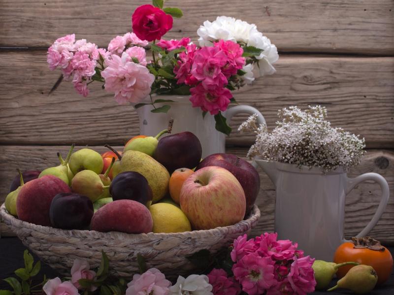 Blommor och frukt. Pussel online