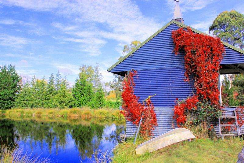 Casa de campo à beira do lago. quebra-cabeças online