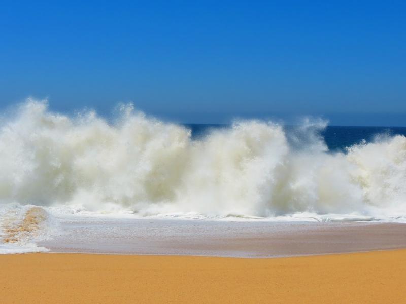 岸に打ち寄せる波。 ジグソーパズルオンライン