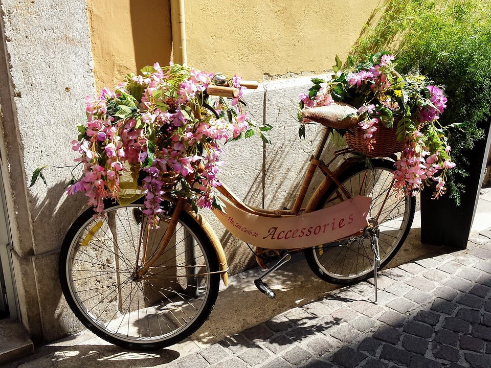 Uma bicicleta em flores. quebra-cabeças online