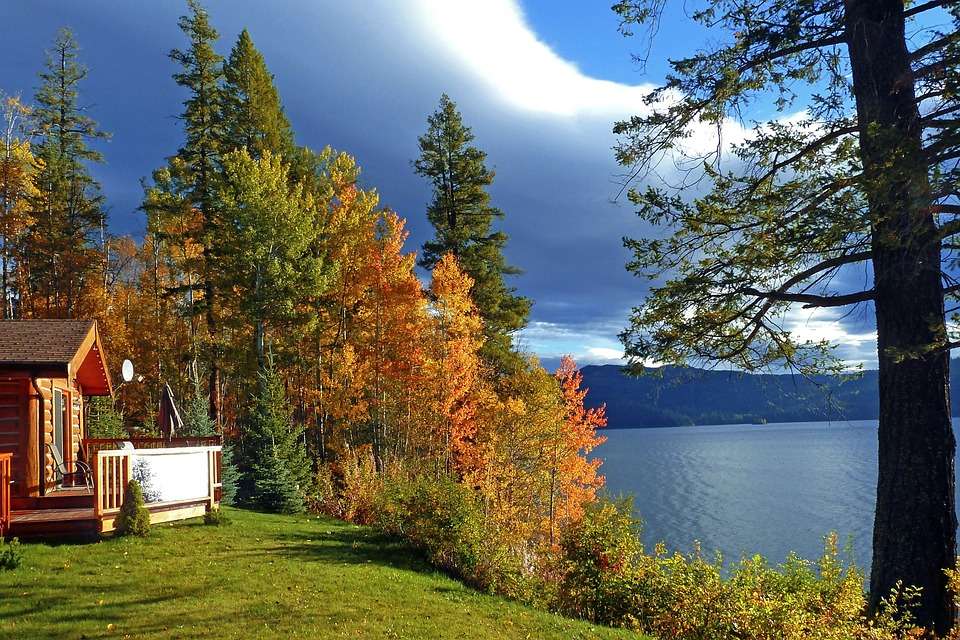 Outono à beira do lago. quebra-cabeças online