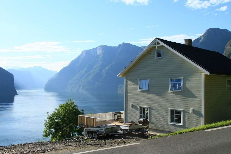Huis boven het fjord. legpuzzel online