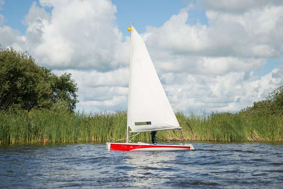 Barca a vela sul lago. puzzle online