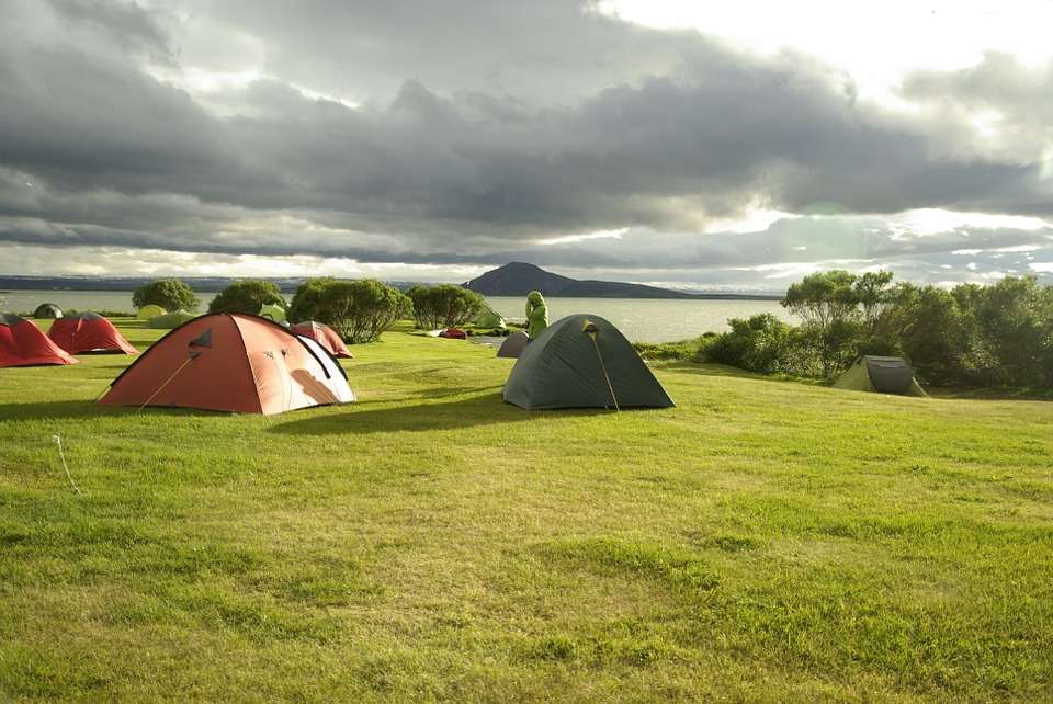 Camping aan het meer. legpuzzel online