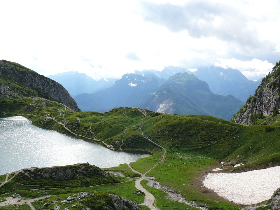 Lago nas Dolomitas. quebra-cabeças online