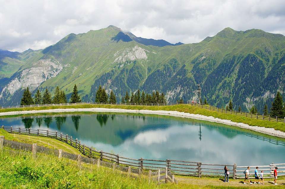 Jezero v tyrolských horách. skládačky online