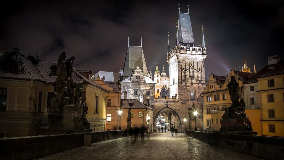 Praga checa por la noche. rompecabezas en línea