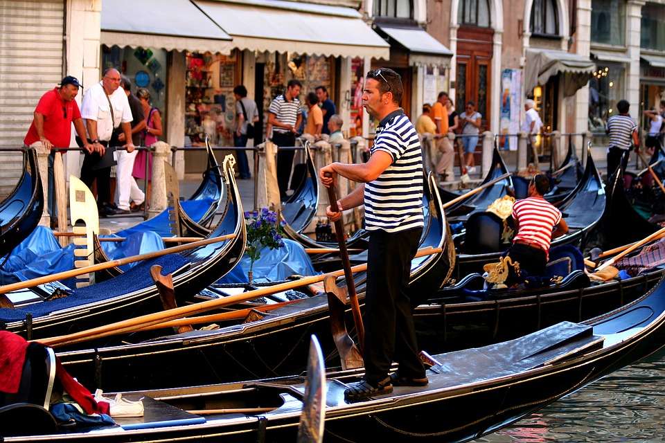 Gondoleros en Venecia. rompecabezas en línea