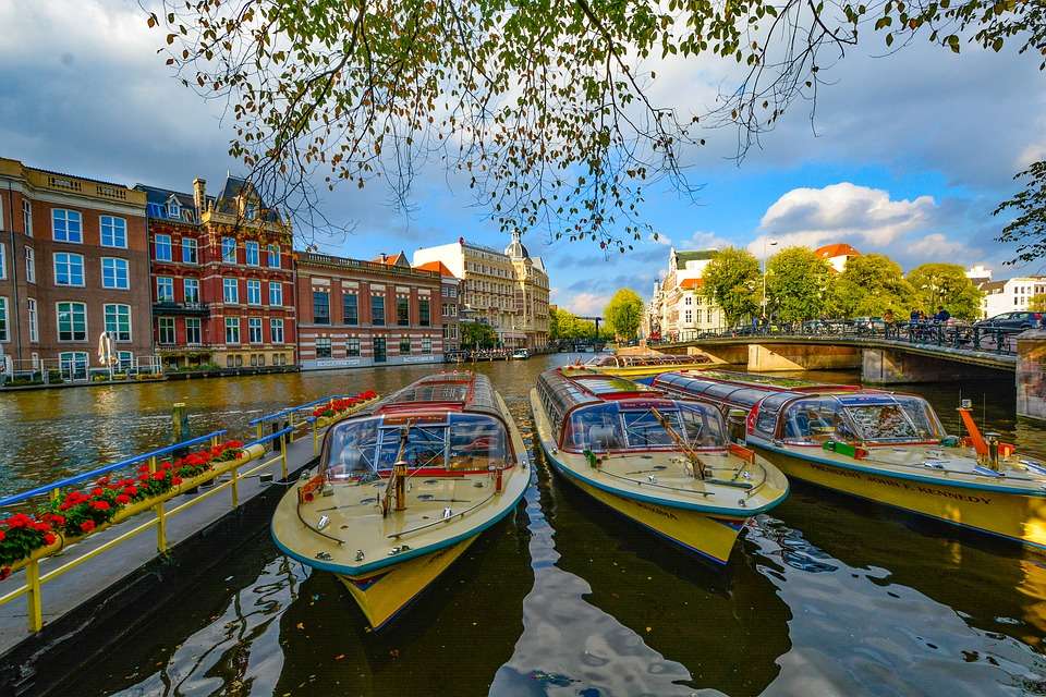 Canal in Amsterdam. online puzzle