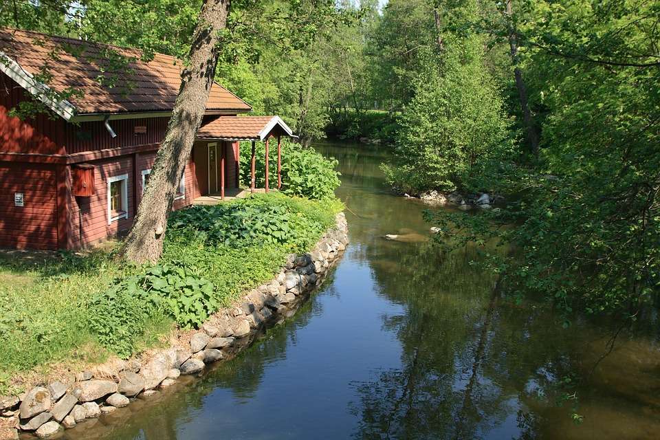 Casa na floresta à beira do rio - puzzle online