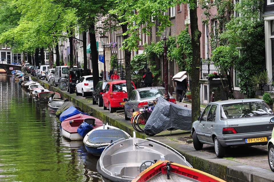 A street over the canal. online puzzle