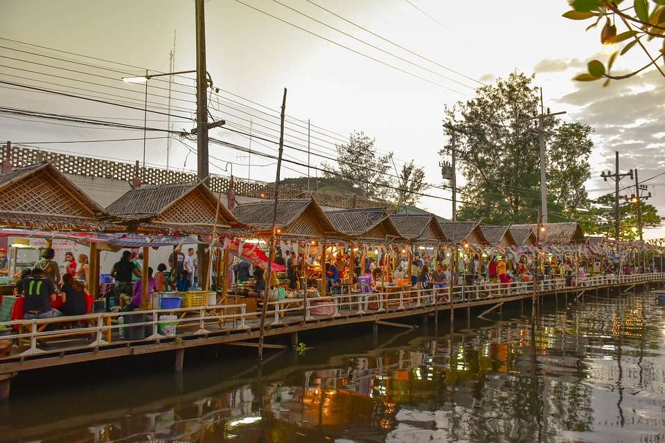 Bazaar op het water. legpuzzel online