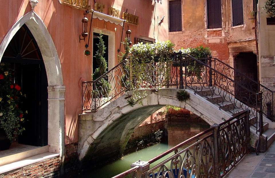 Híd egy csatornán, Velencében. kirakós online