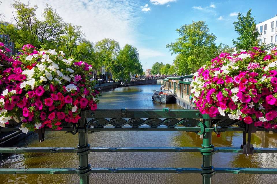 Цветы на мосту. онлайн-пазл