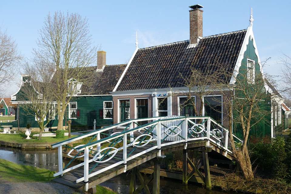 Houses by the canal. jigsaw puzzle online