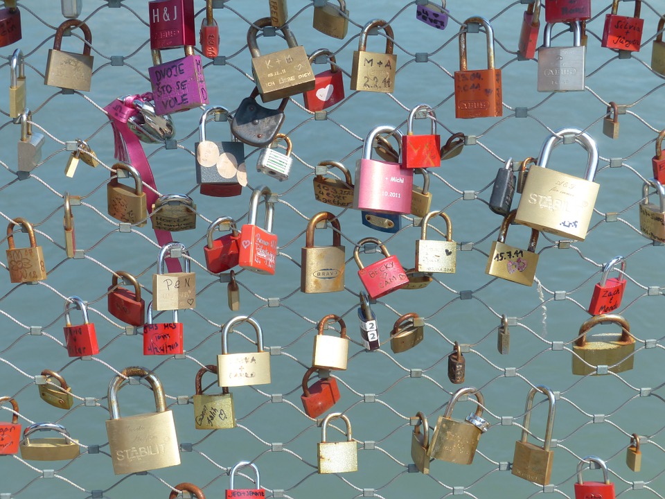 Cadeados de amor na ponte. quebra-cabeças online