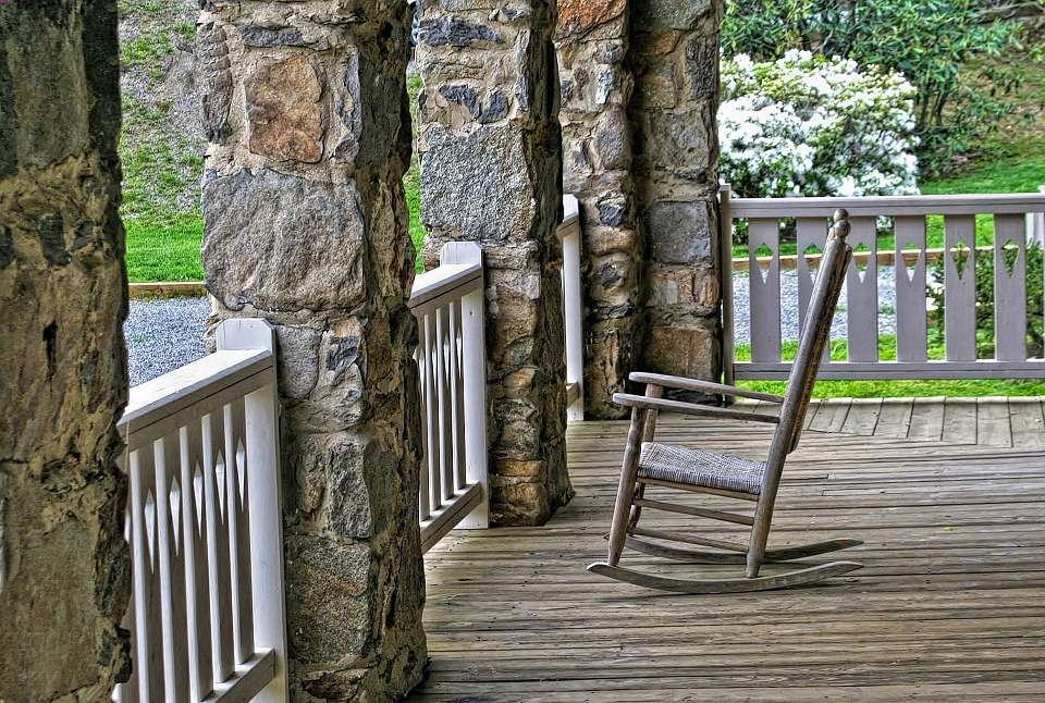 Een schommelstoel op de veranda. legpuzzel online