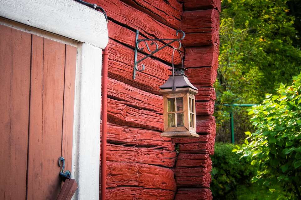A lantern in front of the entr jigsaw puzzle online