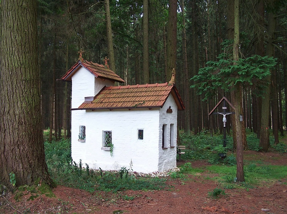 Ett kapell i skogen. Pussel online