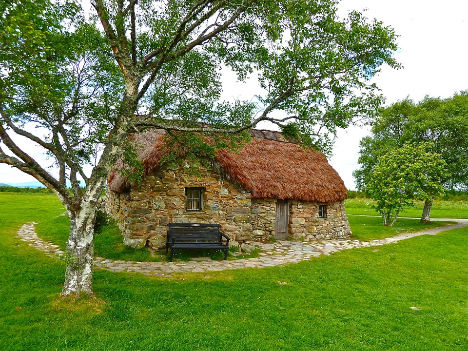 Old farmer's house. jigsaw puzzle online
