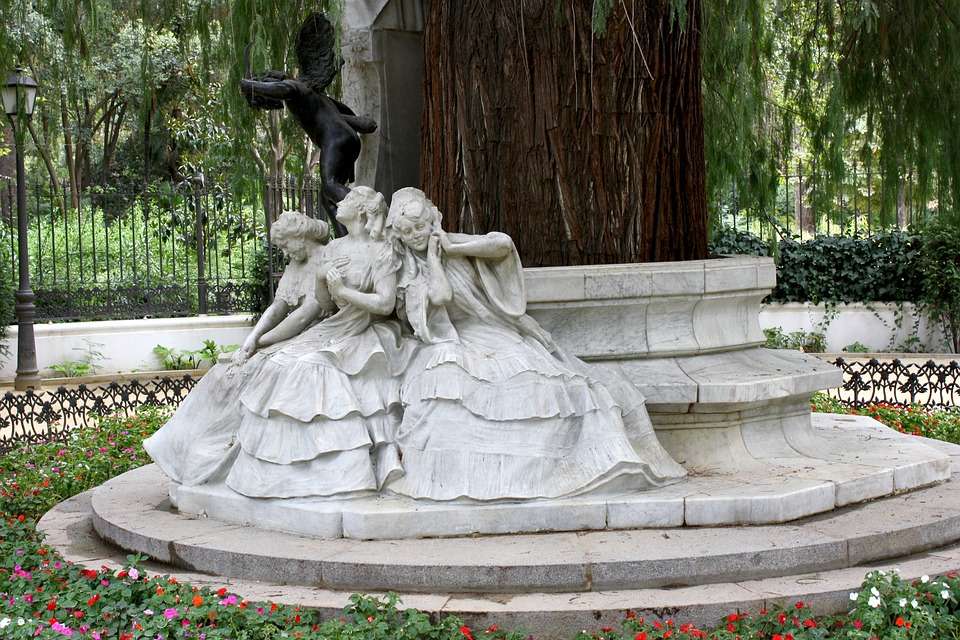 Паметник в парк в Испания. онлайн пъзел