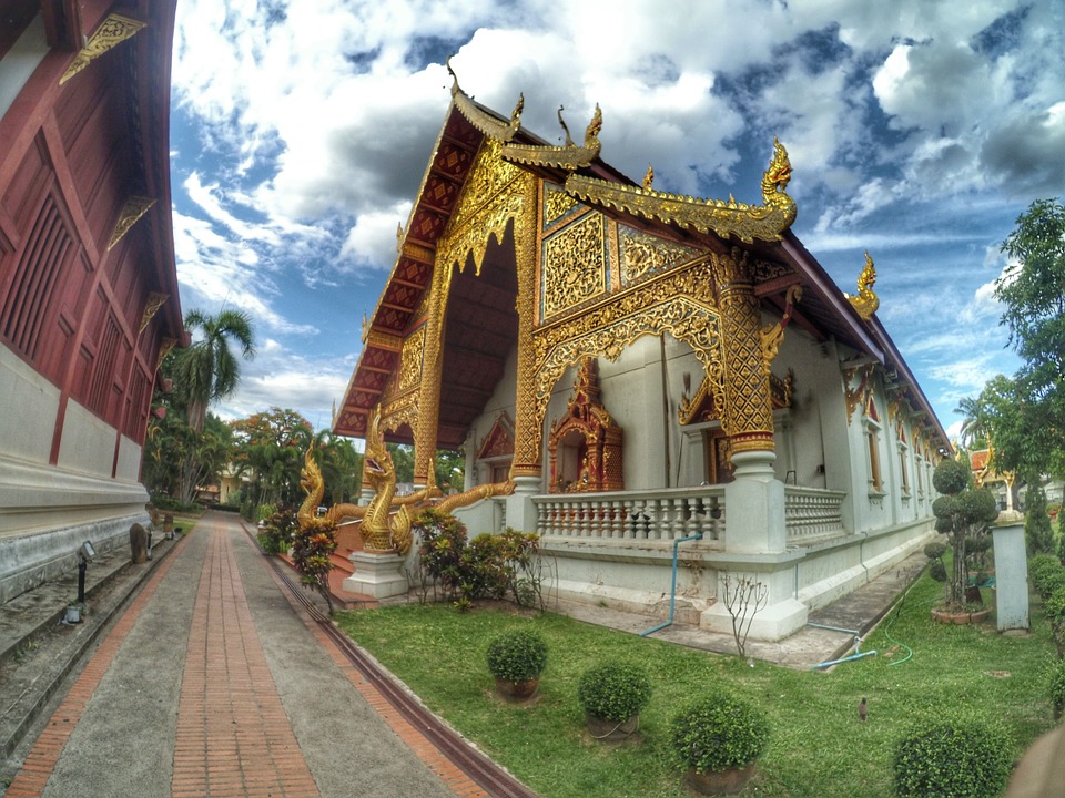Goldener Tempel in Thailand. Online-Puzzle