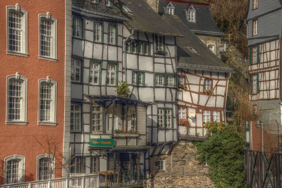 Oude binnenstad van Monschau. Duitsland. legpuzzel online
