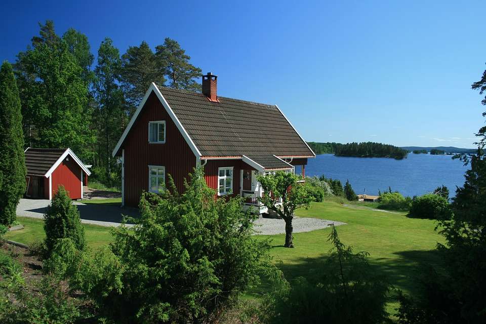 Sommar vid sjön i Sverige. Pussel online