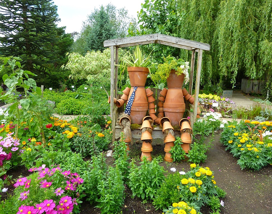 Decoration from pots. jigsaw puzzle online
