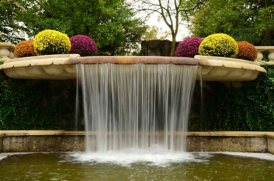 A beautiful fountain. online puzzle