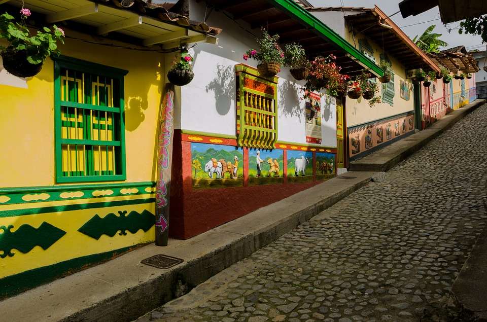 Цветна улица. Колумбия. онлайн пъзел