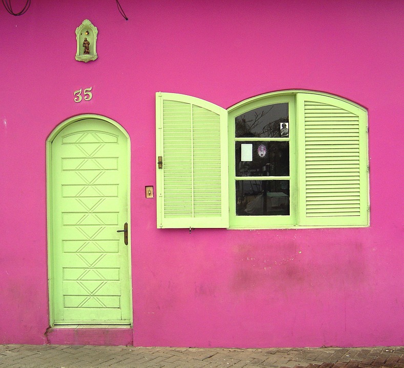 Pink facade. online puzzle