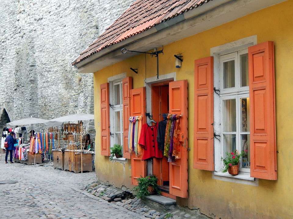 En liten butik i Estland. pussel på nätet