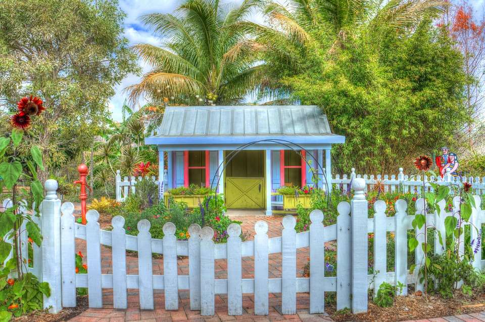 A small, cheerful house. jigsaw puzzle online