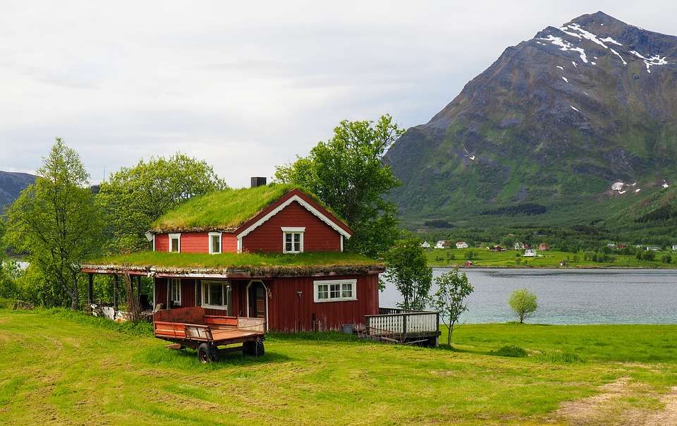 Huis boven het fjord. online puzzel