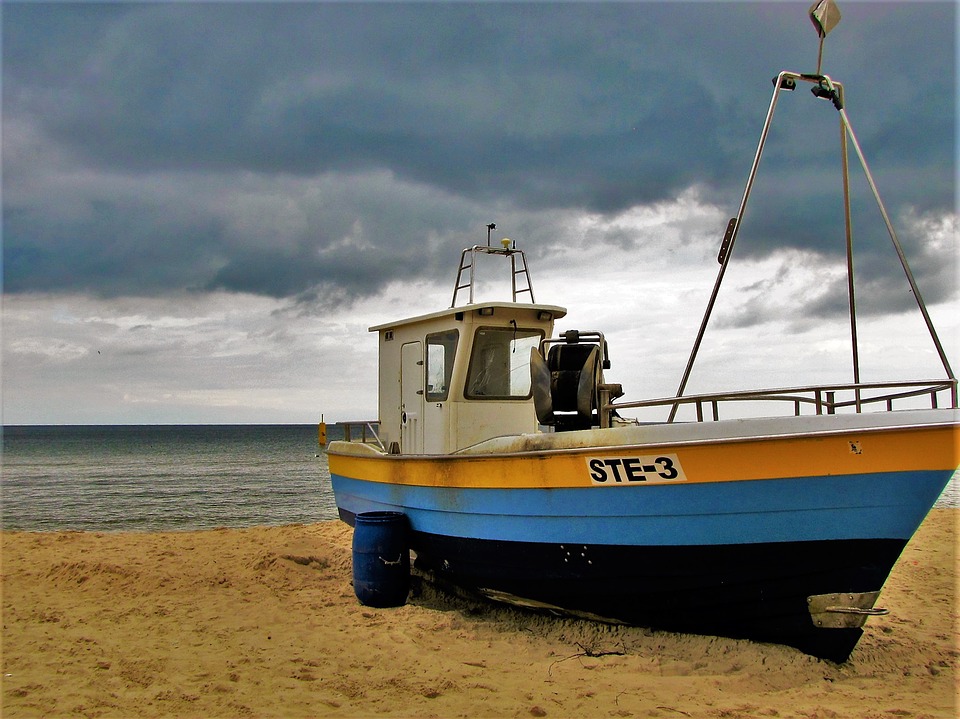 Μια βάρκα στην παραλία στο Stegny. online παζλ